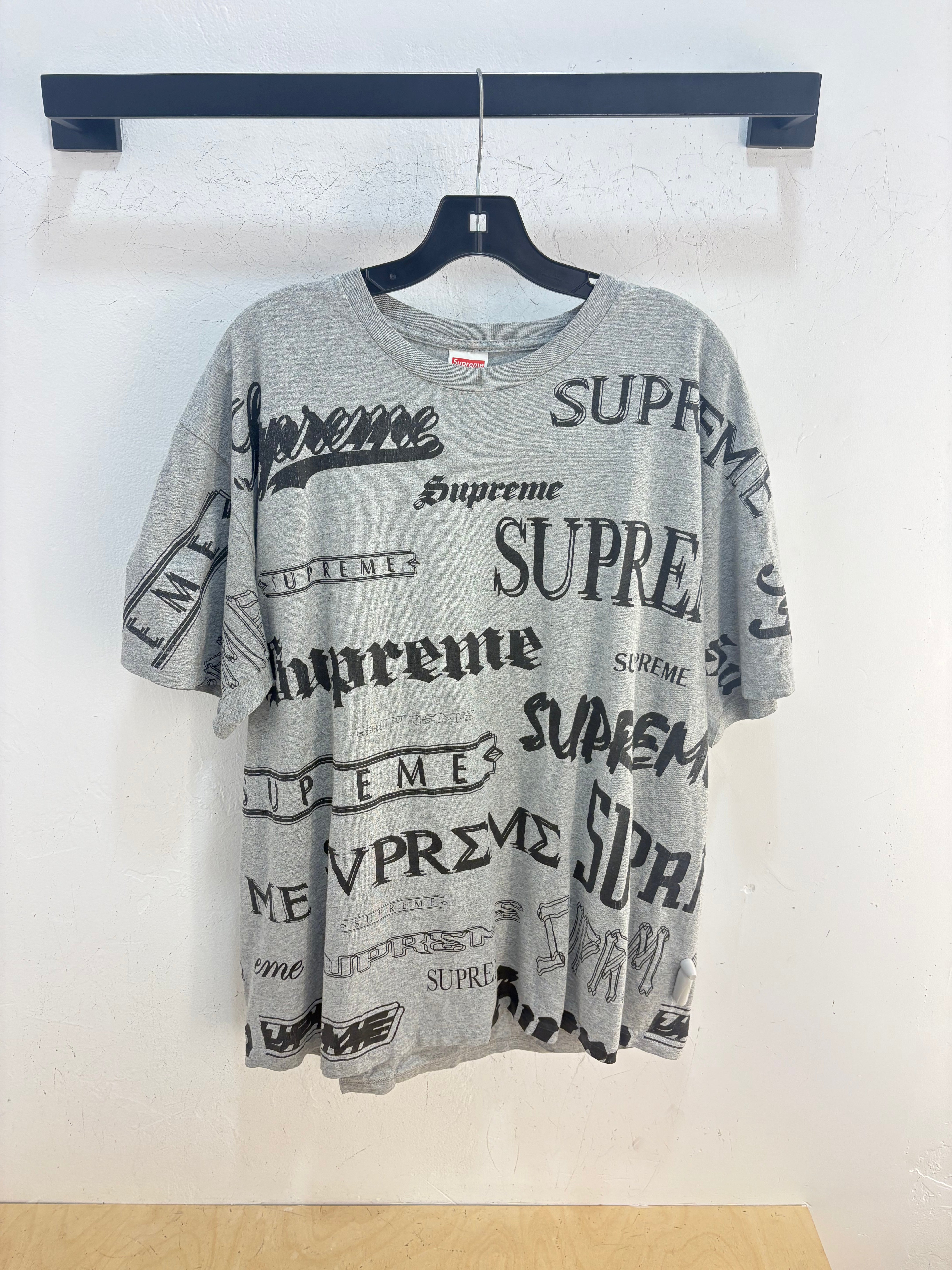 Supreme AOP Spellout logo tee - size XL