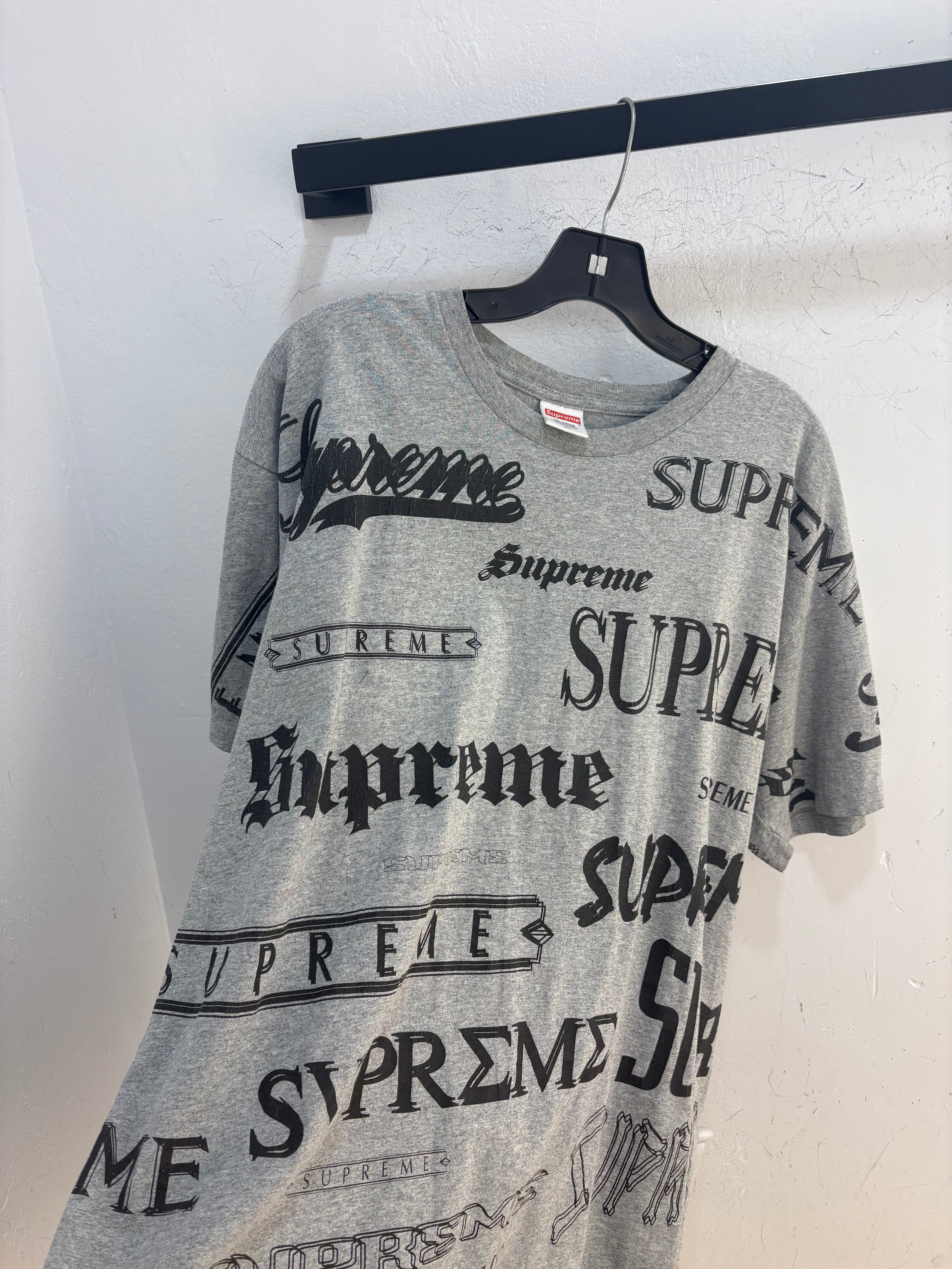 Supreme AOP Spellout logo tee - size XL