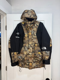 Supreme X TNF camo mountain light jacket - size L