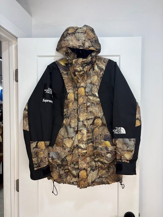 Supreme X TNF camo mountain light jacket - size L