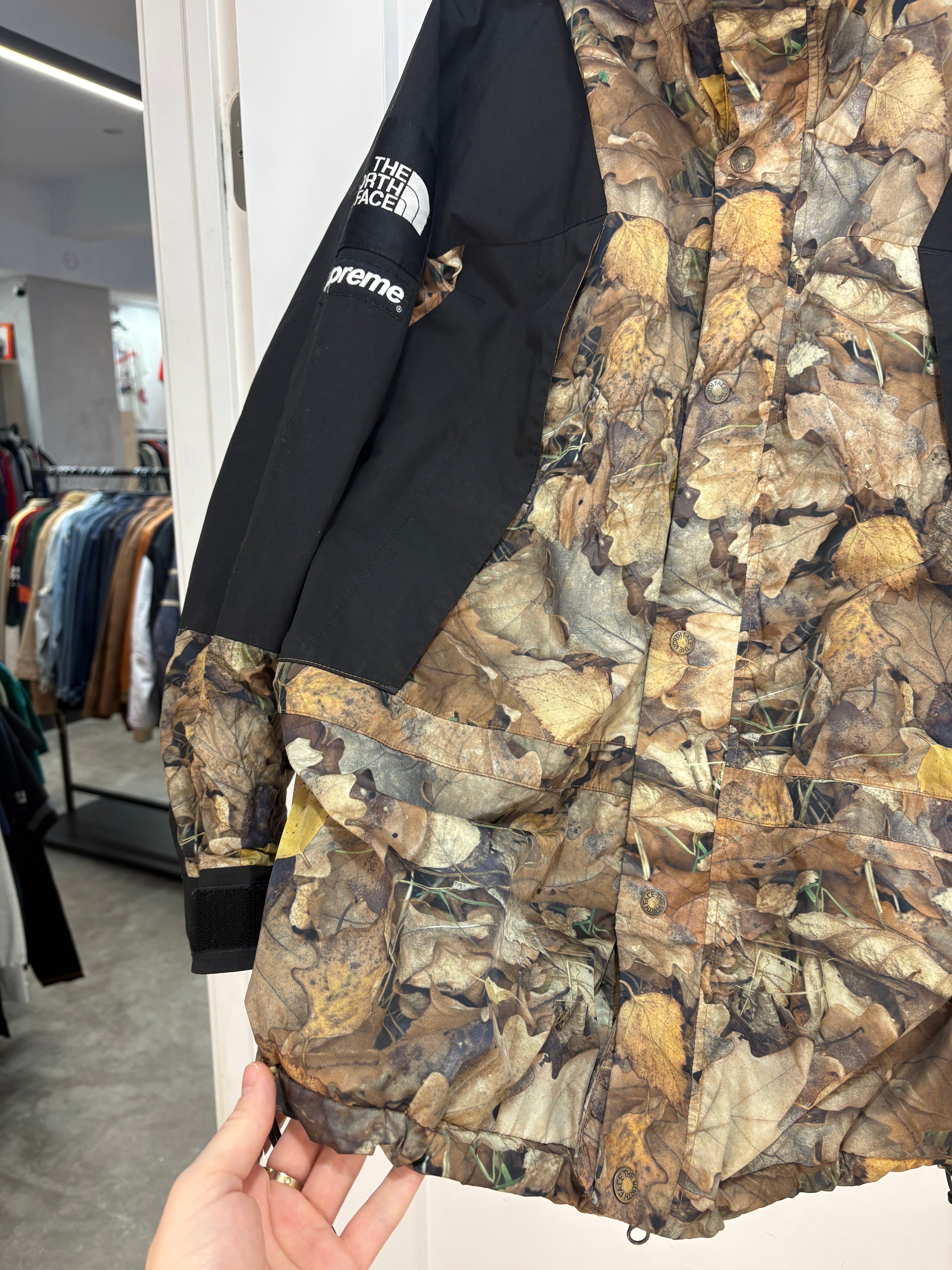 Supreme X TNF camo mountain light jacket - size L