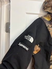 Supreme X TNF camo mountain light jacket - size L