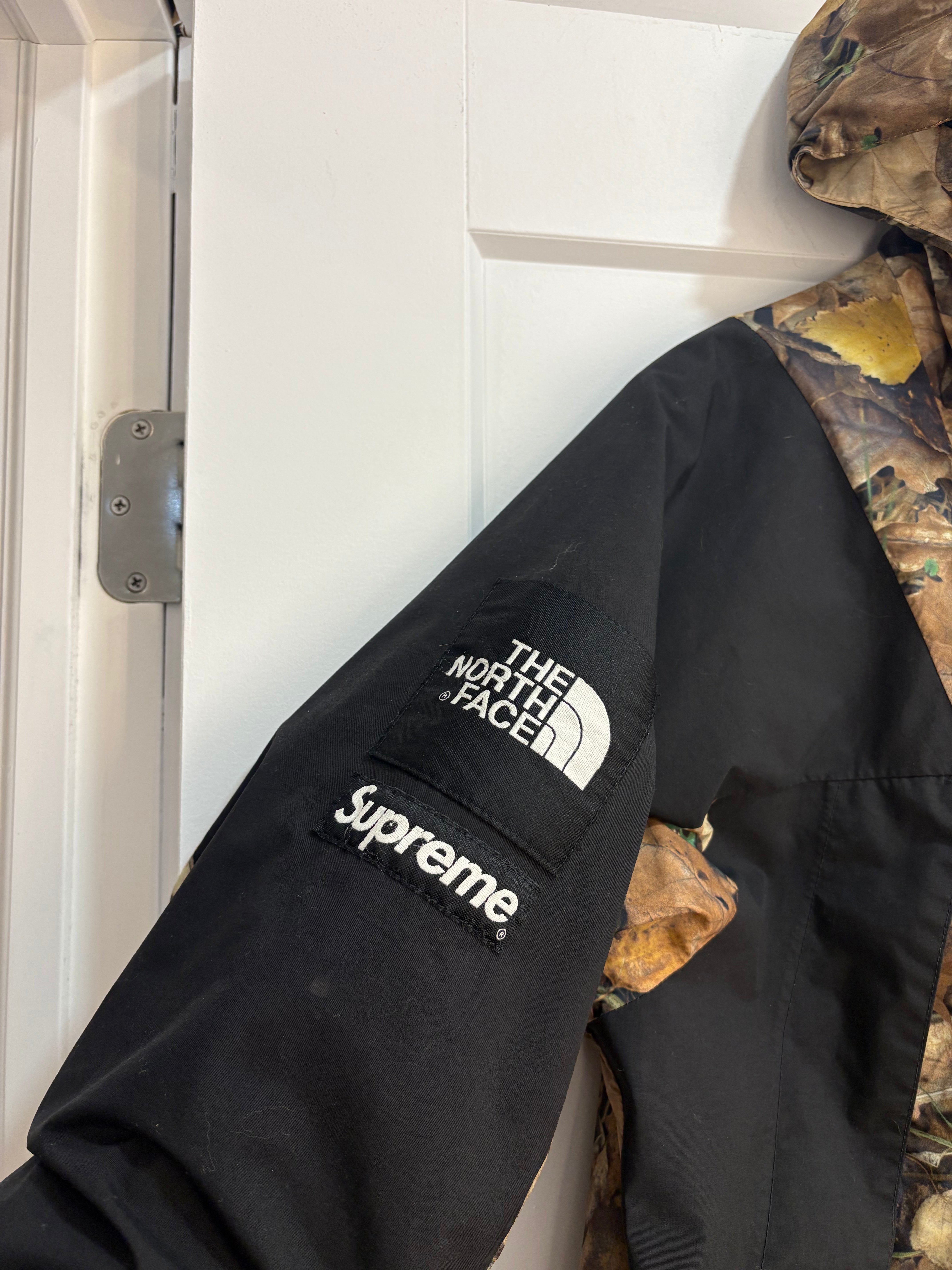 Supreme X TNF camo mountain light jacket - size L