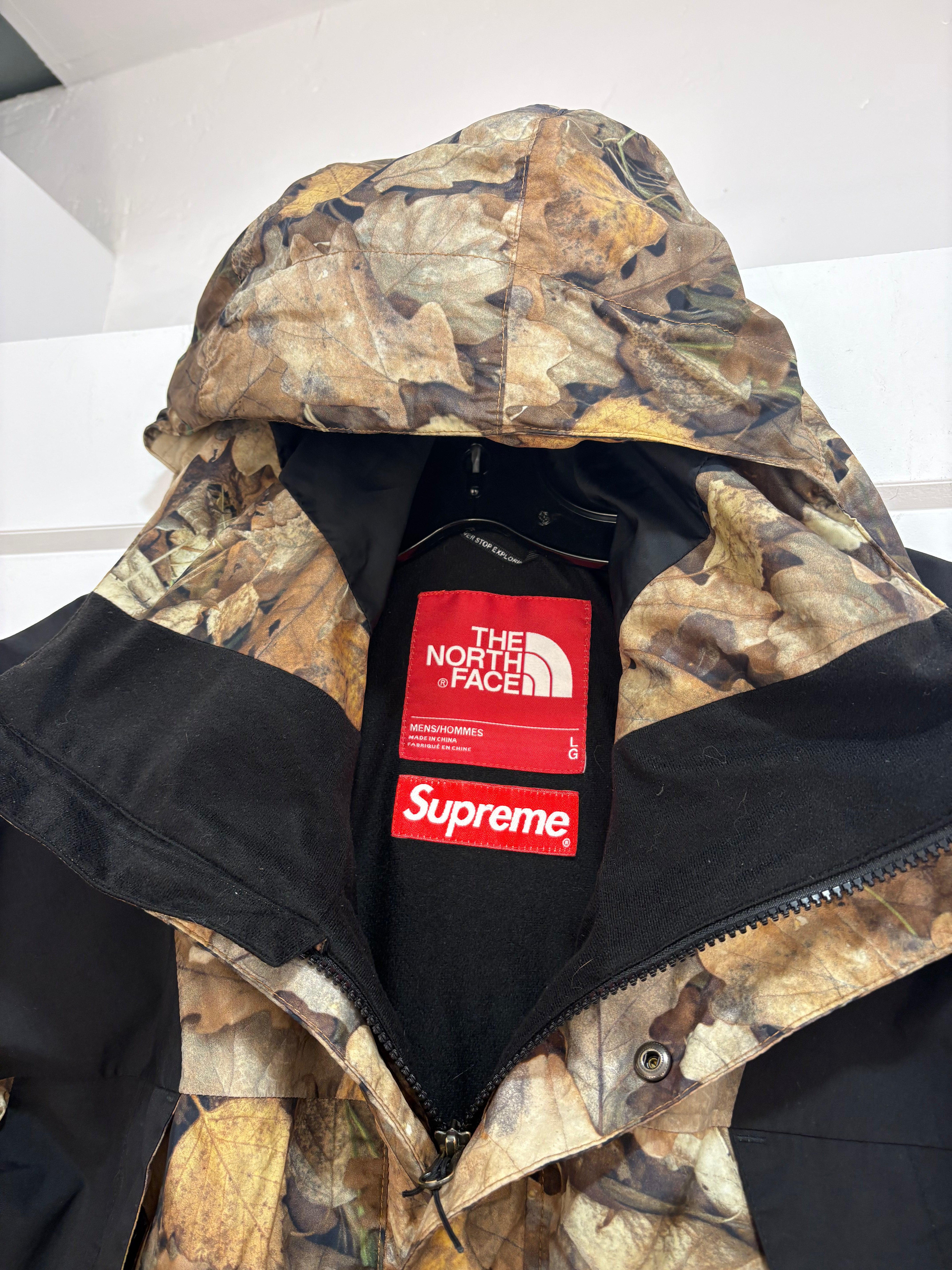 Supreme X TNF camo mountain light jacket - size L