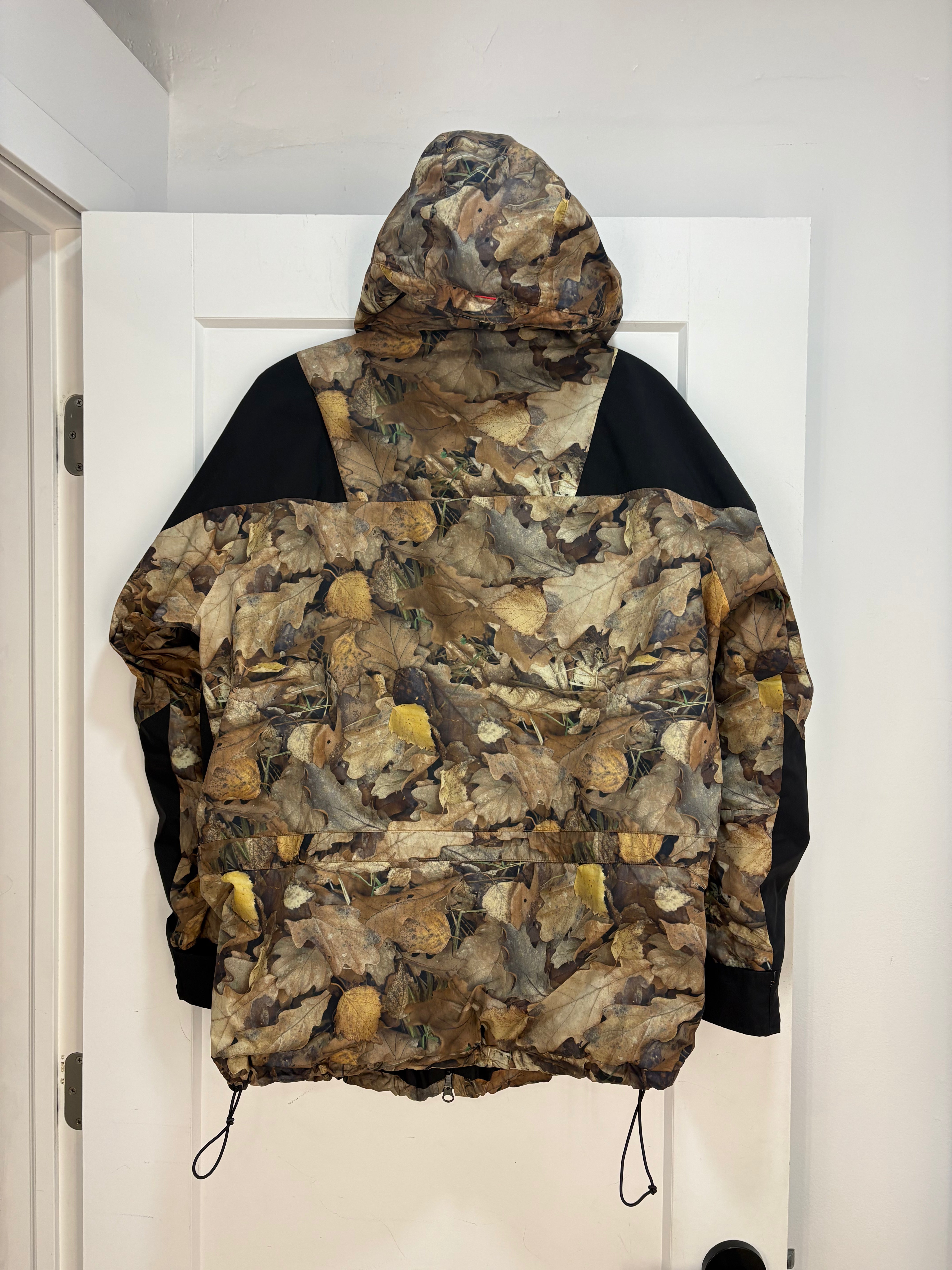 Supreme X TNF camo mountain light jacket - size L