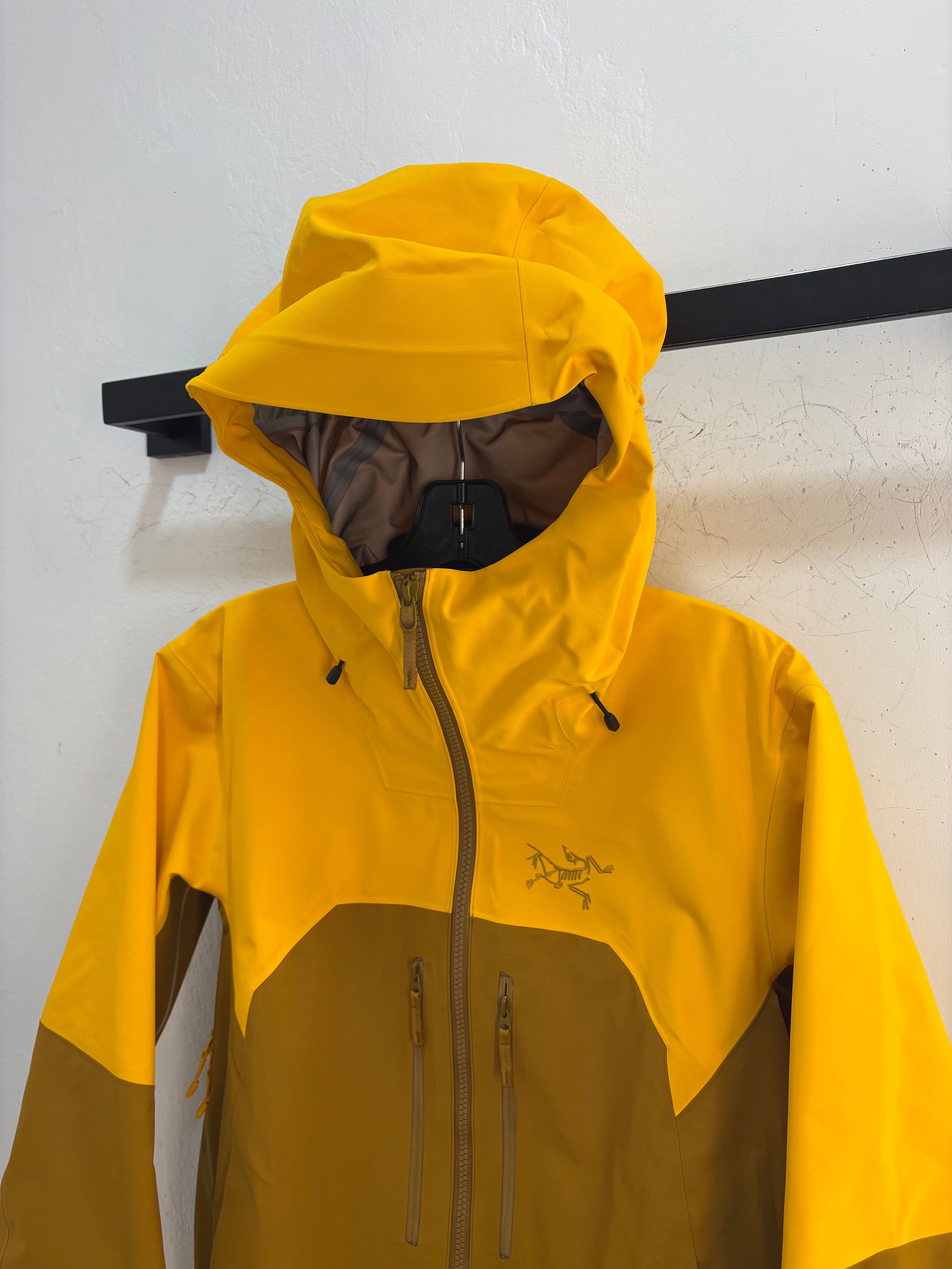 New Arcteryx Rush yellow yukon - size M womens