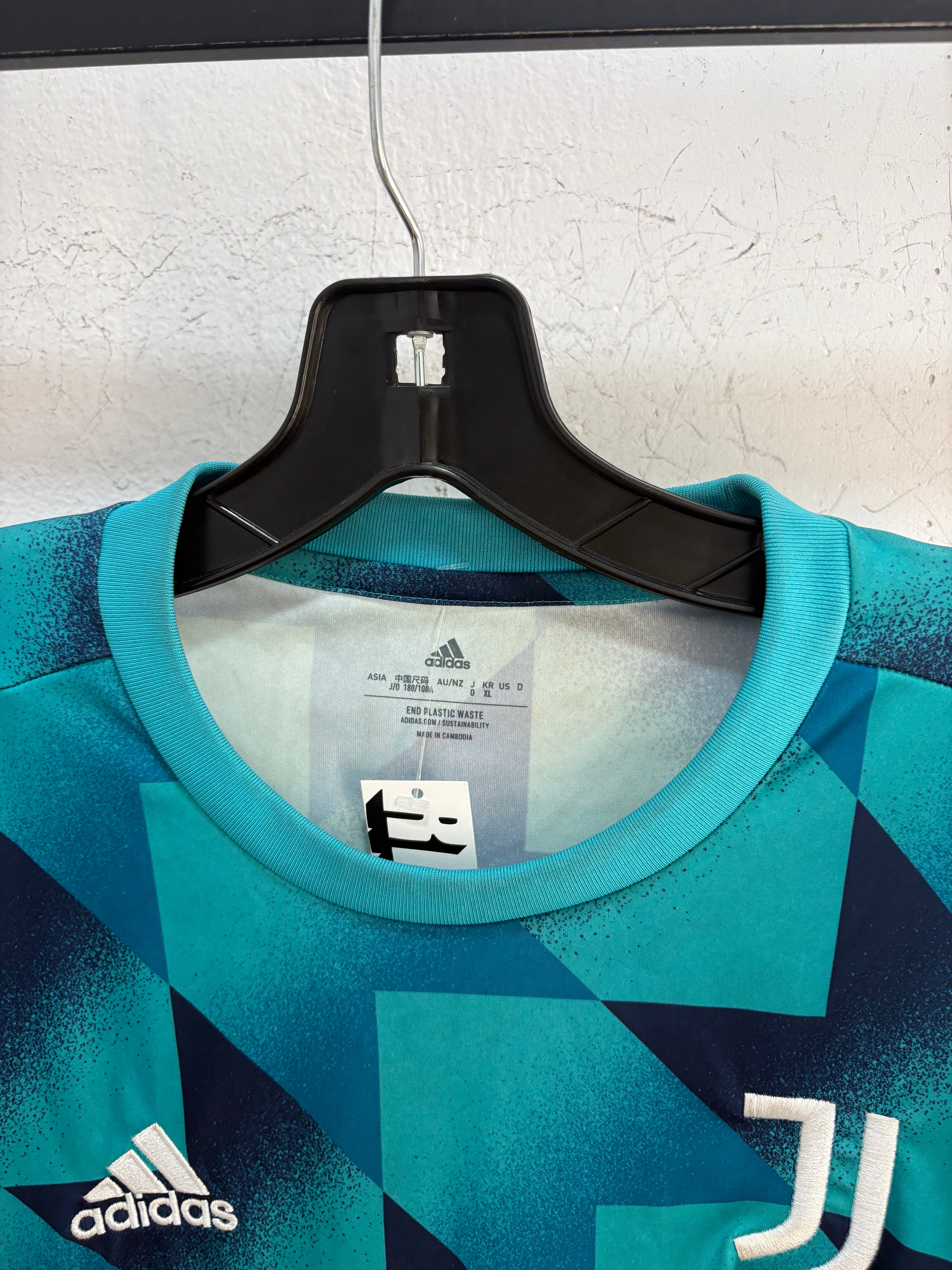 2022 Juventus training kit - size L