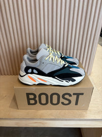 Yeezy 700 waverunner - size 10