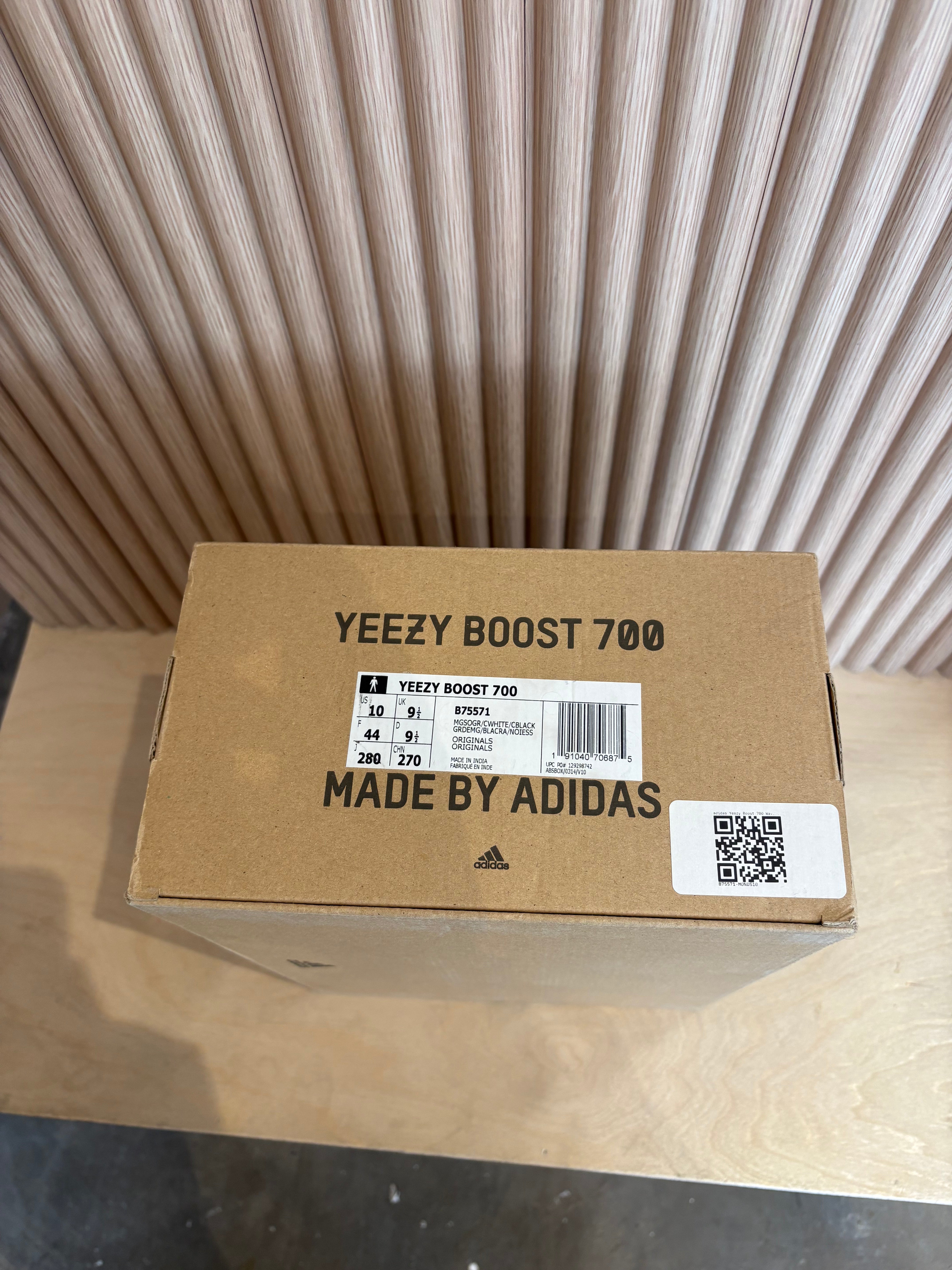 Yeezy 700 waverunner - size 10