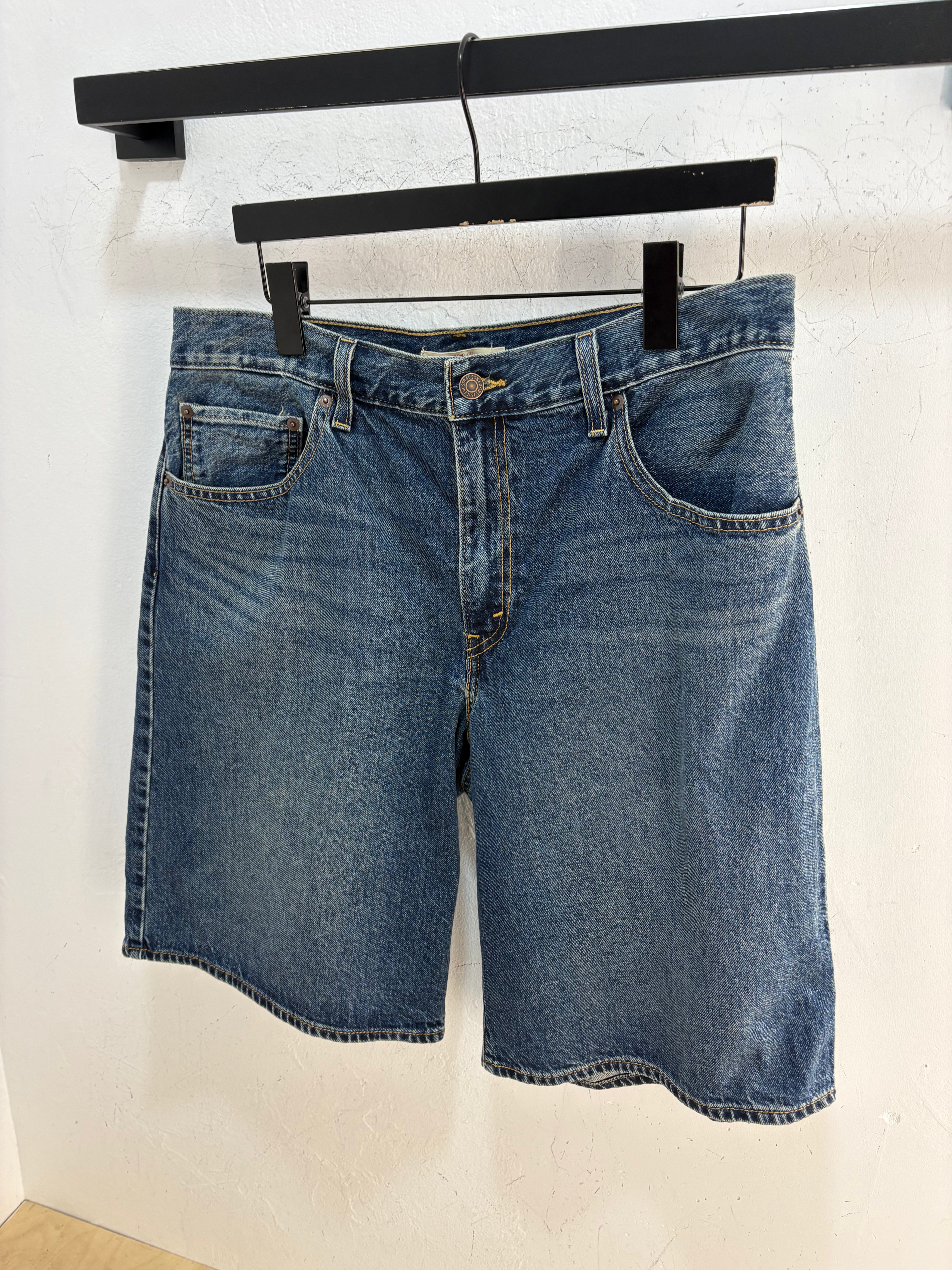 Levis baggy jorts - size 31