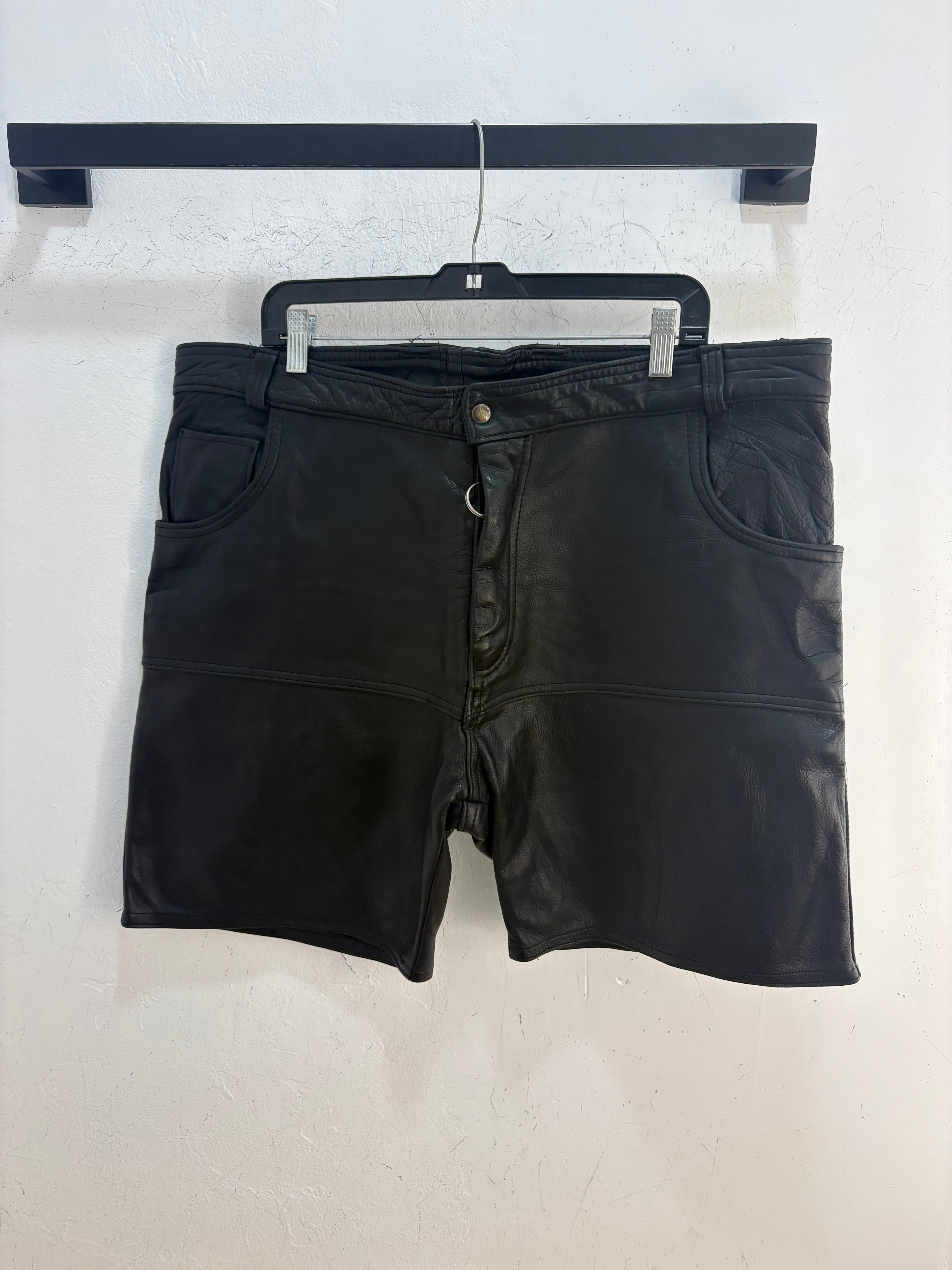 90s screaming eagle leather shorts - size XL