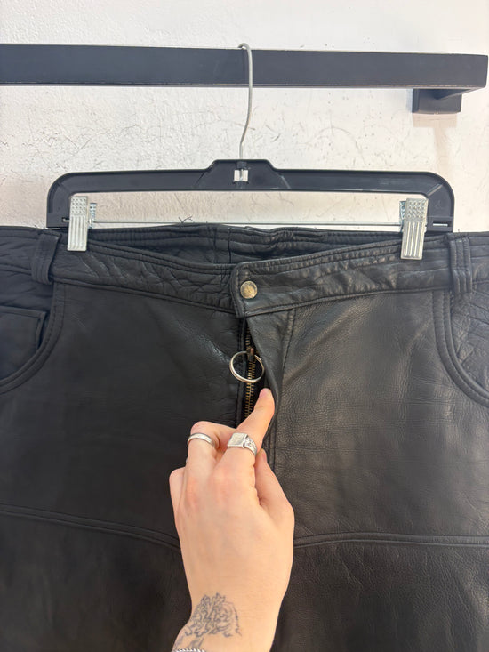 90s screaming eagle leather shorts - size XL