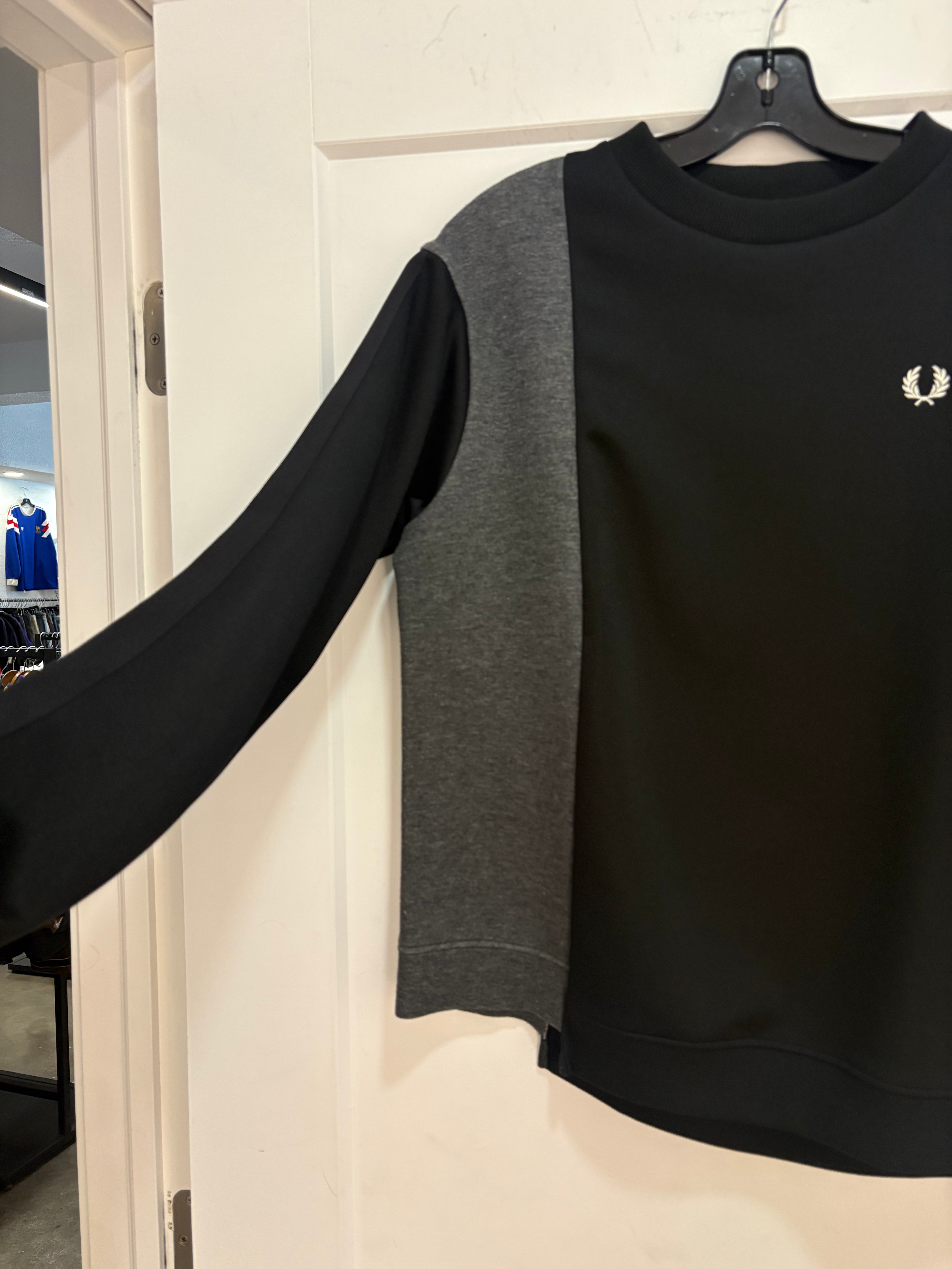 Fred Perry deconstructed crewneck - size S